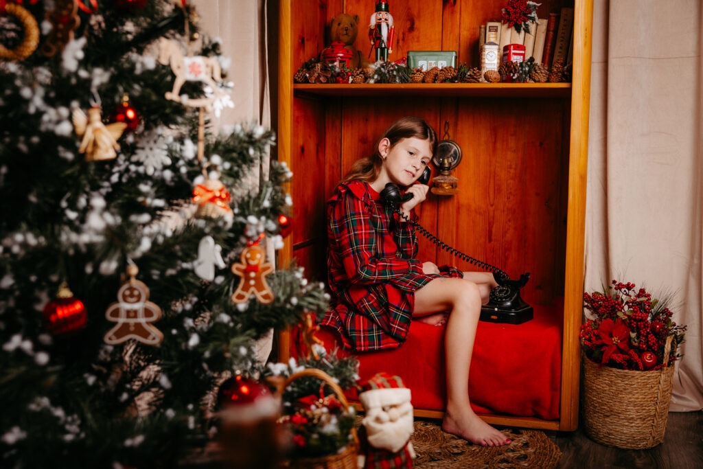 holčička telefonující Ježiškovi na vánočním focení